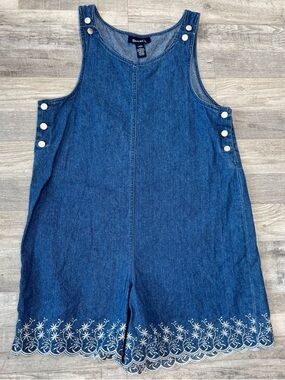 Denim & Co embroidered denim sleeveless romper 6" inseam size large J11